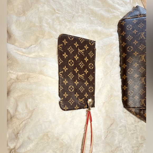 Faux Louis Vuitton large tote bag with wristlet - Picture 2 of 7